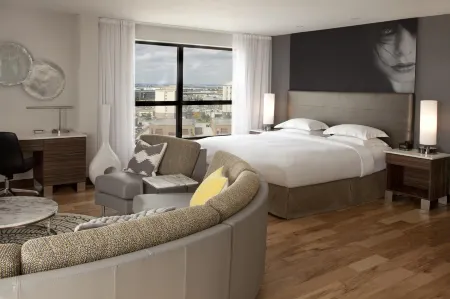 Hilton Toronto Airport Hotel & Suites