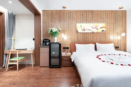 Mayu Qishe Hot Spring Holiday Hotel Отели рядом с достопримечательностью «Mayu Valley Hot Spring Town»