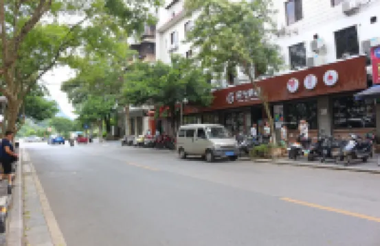 Zhaohuaxisu Hotel(Guilin Central Square Two Rivers and Four Lakes Store)