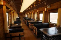Jinshahai Desert Theme Train Hotel - ที่มีบาร์