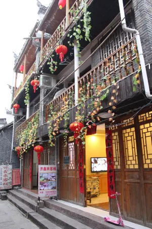 Phoenix Ancient City Yunbian Small Inn