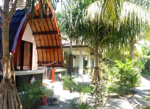 ワルナ ビーチ ホテル Paddle Gili周辺のホテル