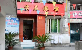 Guangyuan Real Hotel