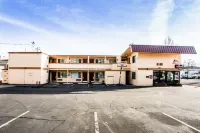 Signature Inn Medford Downtown - Newly Renovated - parking
