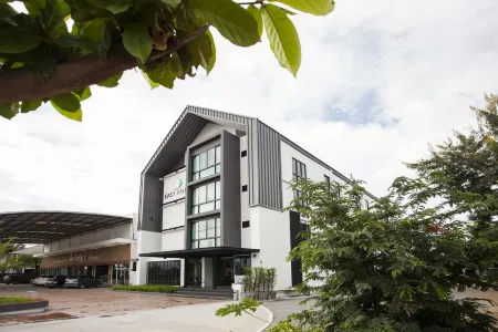 Easy Hotel Отели рядом с достопримечательностью «Sun Watthanatham Changwat Lamphun Rongrian Suan Bun Yo Patham»