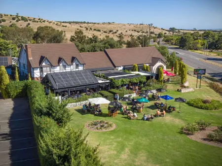 Mick O'Sheas Отели в г. Clarendon