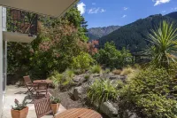 The Central Hotel Queenstown, A Naumi Chapter  호텔