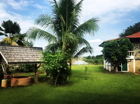 Ban Rim Nam Riverside Resort Отели рядом с достопримечательностью «Wat Tha NAO»