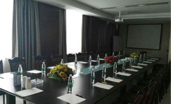 Vienna Classic Hotel (Xiangyang Railway Station People's Square) - Housity