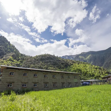 Yubeng Holiday Inn