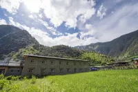 Yubeng Holiday Inn Hotel dekat Yubeng Lower Village