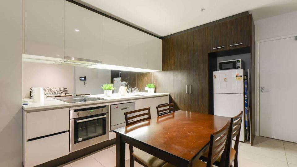 CBD 2 Bedroom Apt with 5 Beds Fits 8 Free Carpark
