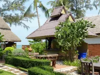Lanta Castaway Beach Resort Hotels near Saladan