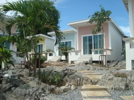 Charlie's Bungalows Отели рядом с достопримечательностью «Hat Tham Phang»