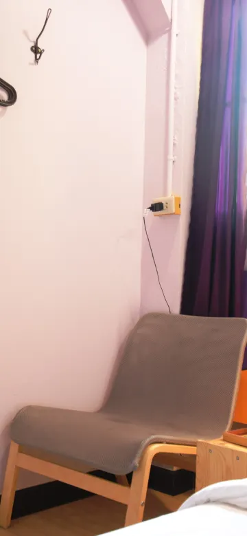 ห้องเตียงเดี่ยวพร้อมพื้นที่ฝักบัวและห้องสุขาที่ใช้ร่วมกัน