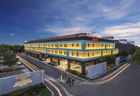 Courtyard by Marriott Shanghai International Tourism and Resorts Zone Отели рядом с достопримечательностью «Новый фестиваль цвести цвести»