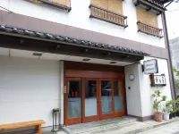 มินชุคุ คุวะตะนิยะ โรงแรมใกล้เขตอนุรักษ์บ้านประวัติศาสตร์ซันมาจิ