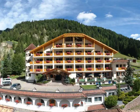 Hotel Cesa Tyrol Hotels in Canazei