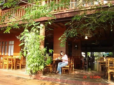 รูปภาพของริเวอร์เฮ้าส์โฮเทล - บ้านไม้