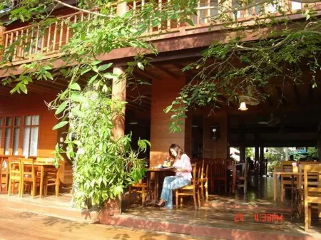 Riverhouse Hotel (The Teak House) Отели в г. Mae Sariang