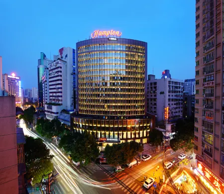 Hampton by Hilton Guiyang Yunyan Fountain Pool Отели рядом с достопримечательностью «Jiaxiu Square Public Lavatory»