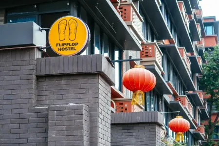 Poshpacker Flipflop Youth Hostel (Taikoo Li Chunxi Road Metro Station)