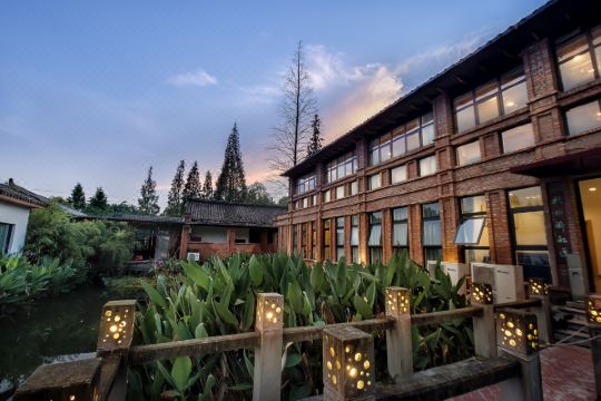 艺宿里民宿(成都三圣花乡店)