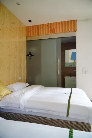 Luguhu Duoshe Inn Отели рядом с достопримечательностью «Zouhun Bridge (Walking Marriage Bridge)»