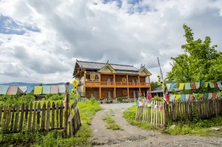 Luguhu Haier Mingzhu Inn Отели рядом с достопримечательностью «Five branches»