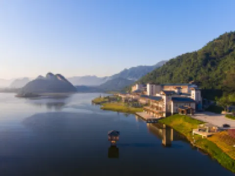 清遠寶晶宮天鵝湖溫泉飯店 英德西站附近的飯店