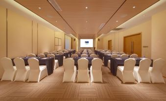 a ballroom with tables and chairs set up for an event at Holiday Inn Express Hangzhou East Station