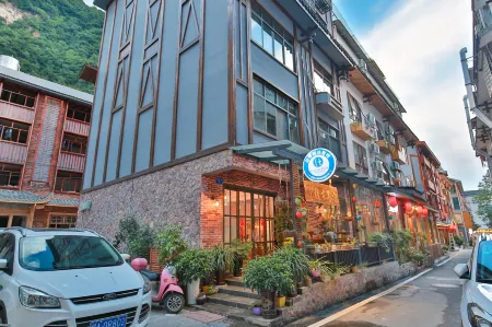 Jiuqi Zhangjiajie Yunqin Boutique Inn (National Forest Park Wulingyuan Biaozhimen) Отели рядом с достопримечательностью «The Rocky Natural Bridge»