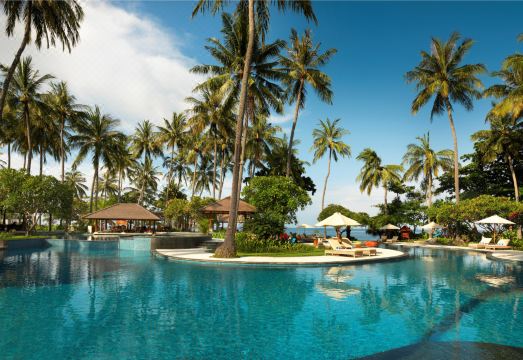 홀리데이 리조트 롬복의 넓은 잔디밭과 야외 공간