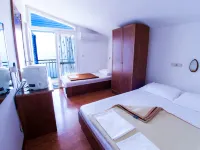 Beach Hotel Hotele w: Drasnice
