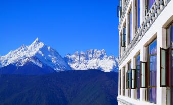 Pearl Laka Snow Mountain Landscape Hotel
