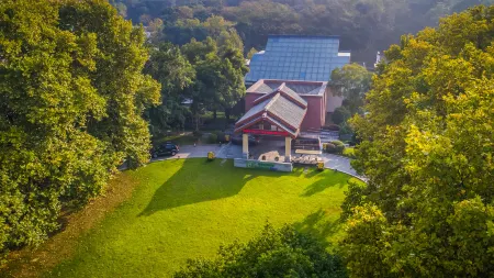 Holiday Inn Resort Chaohu Hot Spring Отели рядом с достопримечательностью «Ziwei Cave»