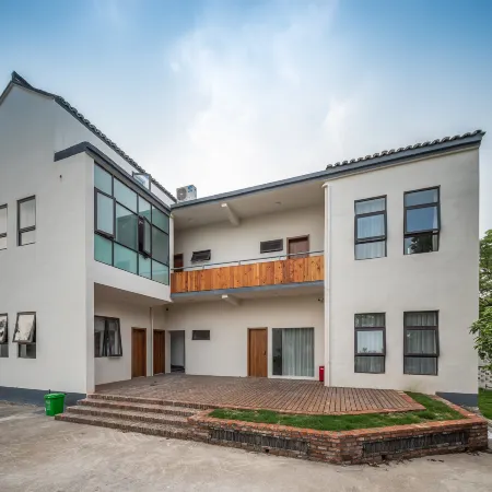 Haiyan huanting fengyi bieyuan