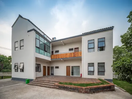 Haiyan huanting fengyi bieyuan