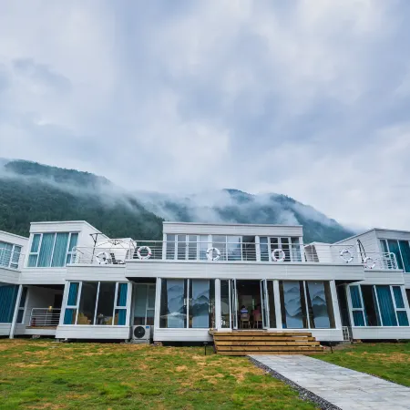 Jiangyou Zuiaiy Qinglongxia Vacation Camp