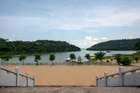 Three li long gorge lake house