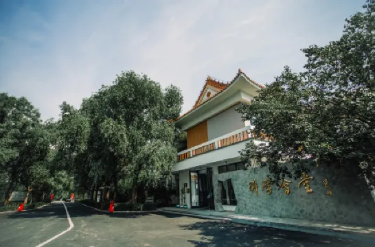 Harbin Dream Town (Ice and Snow World Sun Island Subway Station) Отели рядом с достопримечательностью «Shuige Yuntian»