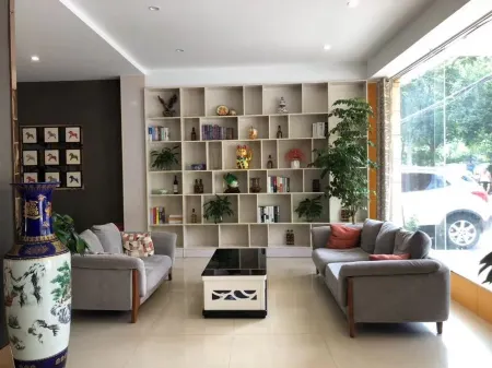 Orange Ke Hotel (Jianli Yusha Avenue) Отели рядом с достопримечательностью «Hubei People’s Dayuan Farm»