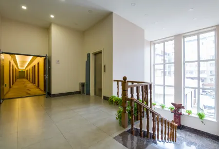 Xinyue Hotel (Mudanjianghuochebeizhanxinhualudian) Отели рядом с достопримечательностью «Heilongjiang Child Normal University Gaodeng Zhuanke School»