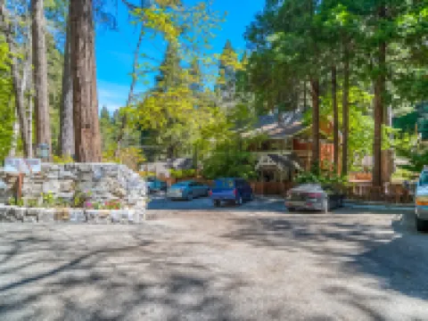 Arrowhead Tree Top Lodge Hotels near SkyPark at Santa's Village