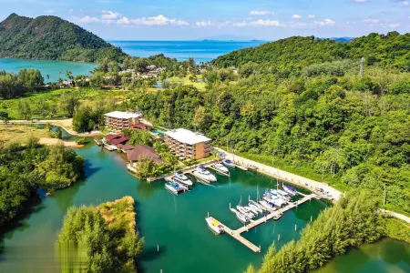 Marina Sands Resort Отели рядом с достопримечательностью «Chao Por Koh Chang Shrine»