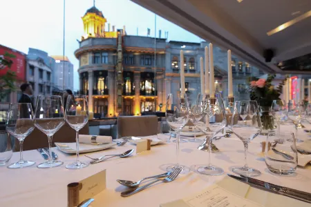 Radisson Collection Hyland Shanghai Отели рядом с достопримечательностью «Ун Ань (Нанкин Восточная Дорога)»