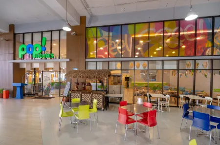 Pop! Hotel Festival Citylink Отели рядом с достопримечательностью «Jalan Pasar Induk Caringin»