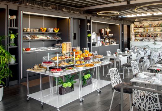 몬티 팰리스 호텔의 루프탑 테라스 전경