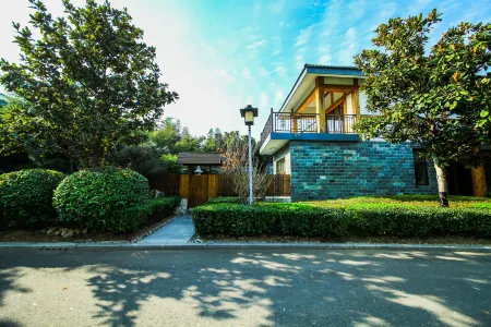 Zhisheng Hot Spring Hotel (Yi'nan Zhisheng Hot Spring Building 3) Отели рядом с достопримечательностью «Yinan Hanmu Museum»