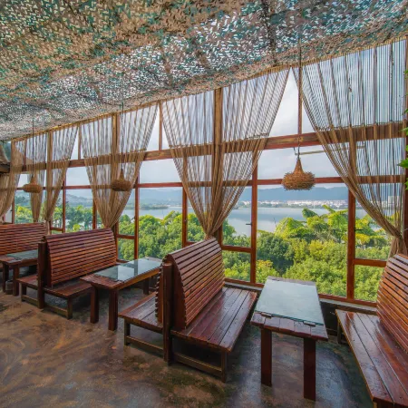 Mile Henry Lakeside Holiday Homestay (Huquan Nativeland)